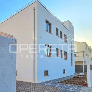 Kaštel Novi – moderna vila s bazenom i krovnom terasom, novogradnja