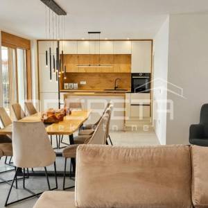 Kaštel Novi – moderna vila s bazenom i krovnom terasom, novogradnja