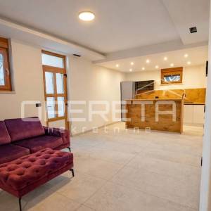 Kaštel Novi – moderna vila s bazenom i krovnom terasom, novogradnja