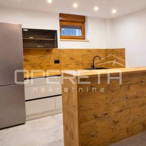 Kaštel Novi – moderna vila s bazenom i krovnom terasom, novogradnja