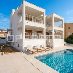 Kaštel Novi – moderna vila s bazenom i krovnom terasom, novogradnja