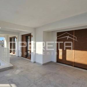 Kaštel Novi – moderna vila s bazenom i krovnom terasom, novogradnja