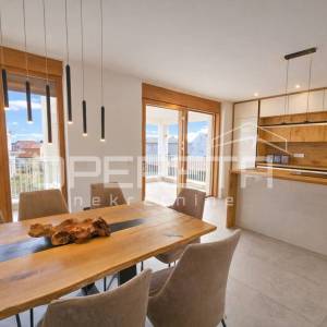 Kaštel Novi – moderna vila s bazenom i krovnom terasom, novogradnja