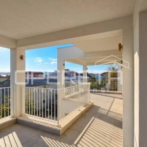 Kaštel Novi – moderna vila s bazenom i krovnom terasom, novogradnja