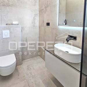 Kaštel Novi – moderna vila s bazenom i krovnom terasom, novogradnja
