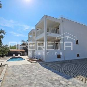 Kaštel Novi – moderna vila s bazenom i krovnom terasom, novogradnja