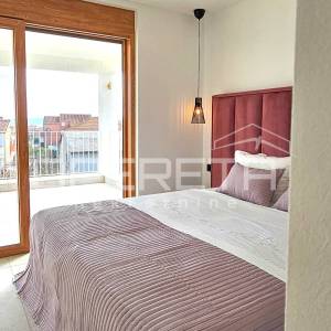 Kaštel Novi – moderna vila s bazenom i krovnom terasom, novogradnja