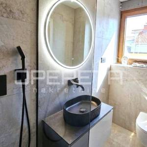 Kaštel Novi – moderna vila s bazenom i krovnom terasom, novogradnja