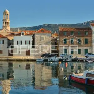 Kaštel Novi – riva, ekskluzivna kamena kuća s wellnessom