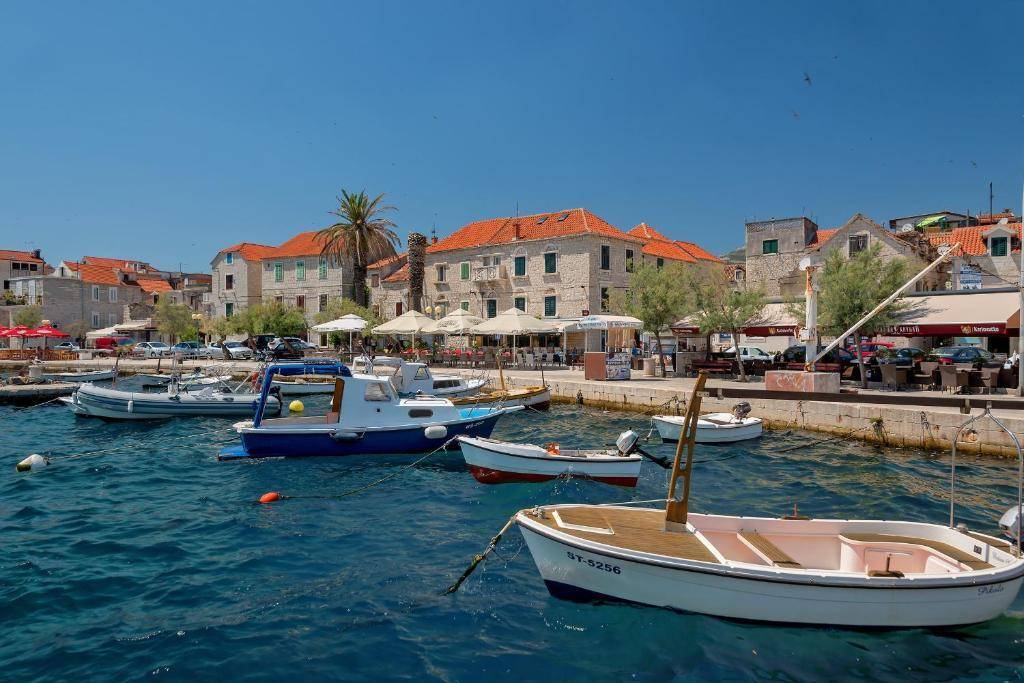 Kaštel Stari, kamena kuća za prodaju