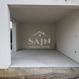 Kaštel Stari/Trosoban stan sa prostranim vrtom 