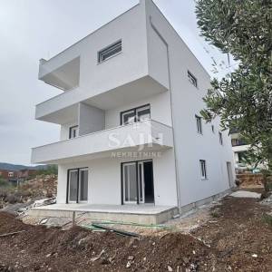 Kaštel Stari/Trosoban stan sa prostranim vrtom 