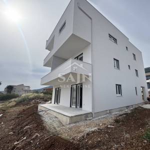 Kaštel Stari/Trosoban stan sa prostranim vrtom 