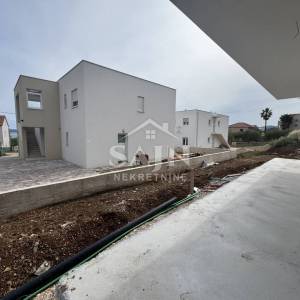 Kaštel Stari/Trosoban stan sa prostranim vrtom 