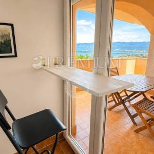 Klimno, Krk – apartman s terasom i pogledom na more!