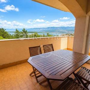 Klimno, Krk – apartman s terasom i pogledom na more!