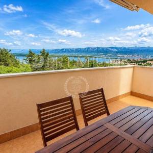 Klimno, Krk – apartman s terasom i pogledom na more!