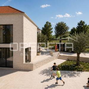 Kliševo zemljište 3697 m2 s idejnim projektom