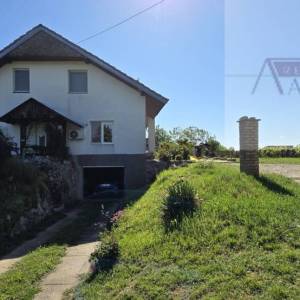 Kneževi vinogradi kuća 230 m2 + pomoćni objekt 60 m2