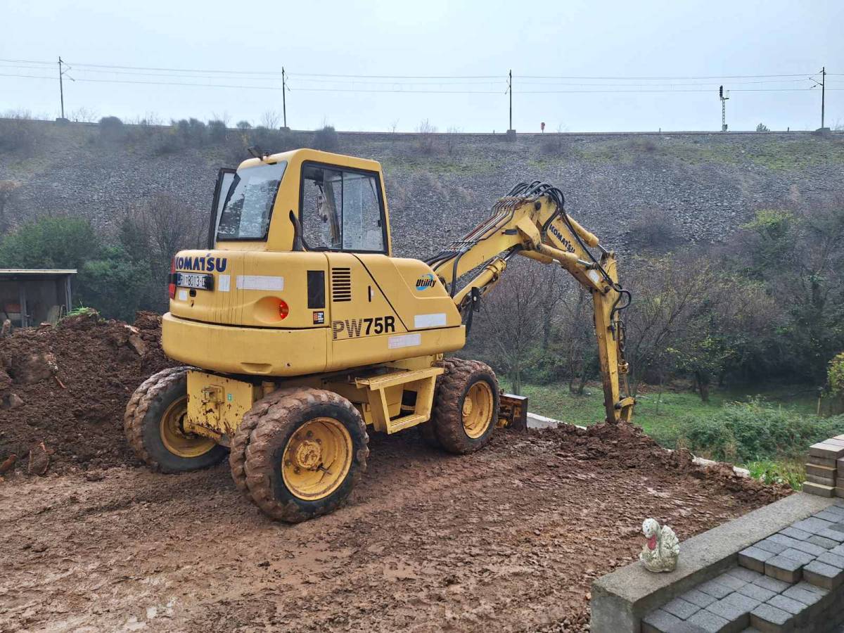 KOMATSU PW 75 R na kotače
