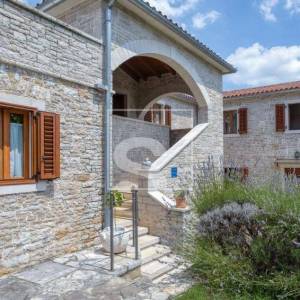Kompleks s 5 zasebnih jedinica za investiciju, Tinjan, Istra - 9 spavaćih soba i bazen