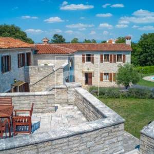 Kompleks s 5 zasebnih jedinica za investiciju, Tinjan, Istra - 9 spavaćih soba i bazen