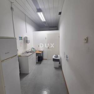 KOSTRENA, URINJ- poslovna zgrada/ prostor za razne djelatnosti 428m2 + parking/dvorište 428m2