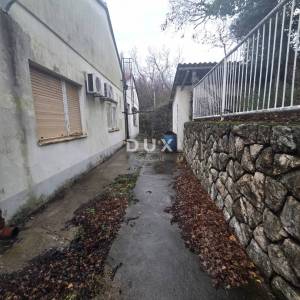 KOSTRENA, URINJ- poslovna zgrada/ prostor za razne djelatnosti 428m2 + parking/dvorište 428m2
