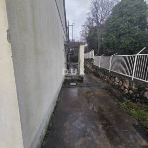 KOSTRENA, URINJ- poslovna zgrada/ prostor za razne djelatnosti 428m2 + parking/dvorište 428m2