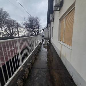 KOSTRENA, URINJ- poslovna zgrada/ prostor za razne djelatnosti 428m2 + parking/dvorište 428m2