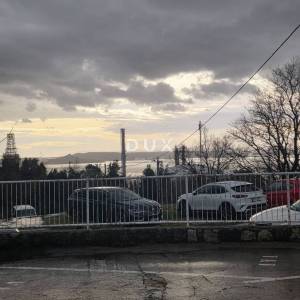 KOSTRENA, URINJ- poslovna zgrada/ prostor za razne djelatnosti 428m2 + parking/dvorište 428m2