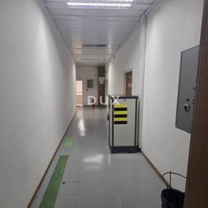 KOSTRENA, URINJ- poslovna zgrada/ prostor za razne djelatnosti 428m2 + parking/dvorište 428m2