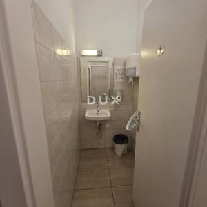 KOSTRENA, URINJ- poslovna zgrada/ prostor za razne djelatnosti 428m2 + parking/dvorište 428m2