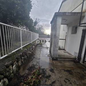 KOSTRENA, URINJ- poslovna zgrada/ prostor za razne djelatnosti 428m2 + parking/dvorište 428m2