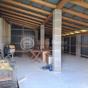 Kraljevec na Sutli/stambeno-poslovni objekt/226m2 tlocrtno+hala 194m2