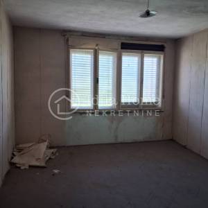 Kraljevec na Sutli/stambeno-poslovni objekt/226m2 tlocrtno+hala 194m2