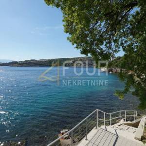 Kraljevica - izvrsna pozicija, stan uz more, 53.31m2, 2skl, balkon