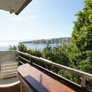 Kraljevica - izvrsna pozicija, stan uz more, 53.31m2, 2skl, balkon