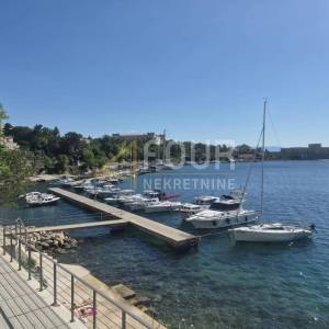 Kraljevica - izvrsna pozicija, stan uz more, 53.31m2, 2skl, balkon