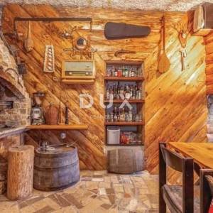 KRALJEVICA, KRIŽIŠĆE - Samostojeća kuća s bazenom i jacuzzijem, mirna lokacija, odličan prihod