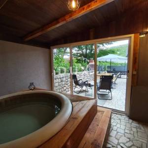 KRALJEVICA, KRIŽIŠĆE - Samostojeća kuća s bazenom i jacuzzijem, mirna lokacija, odličan prihod