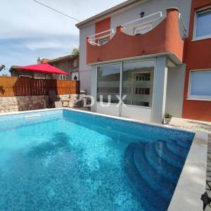 KRALJEVICA, KRIŽIŠĆE - Samostojeća kuća s bazenom i jacuzzijem, mirna lokacija, odličan prihod