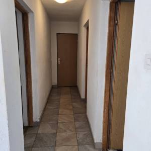 Krnjak, useljiva obiteljska kuća s velikim zemljištem!