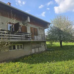 Krnjak, useljiva obiteljska kuća s velikim zemljištem!
