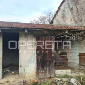 Kuća s okućnicom i dodatnim objektom u mirnom Donjem Kućanu