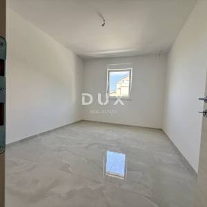 KVARNER, CRIKVENICA - Predivan i prostran 2S+DB s velikom terasom!