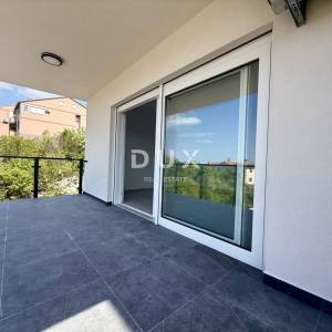 KVARNER, CRIKVENICA - Predivan i prostran 2S+DB s velikom terasom!