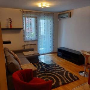 Lanište,2-sob. stan s loggiom,NKP 42m2, 3. kat/lift, odlična lokacija