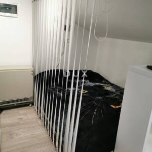 LOVRAN, CENTAR - stan u visokom potkrovlju stare vile!