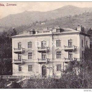 LOVRAN, CENTAR - stan u visokom potkrovlju stare vile!